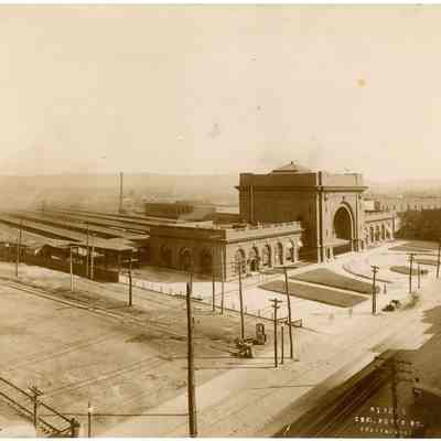 2022.057.068 Recto: Black and white photograph of Terminal Station shortly after construction.