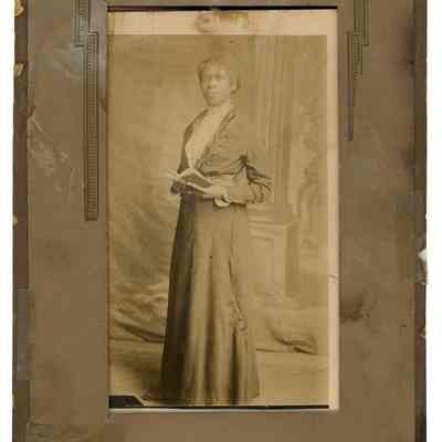 2022.057.031 Recto: Black and white photograph of a woman in a 1914 calendar frame