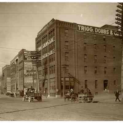 2022.057.069 Recto: Black and white photograph of Market Street