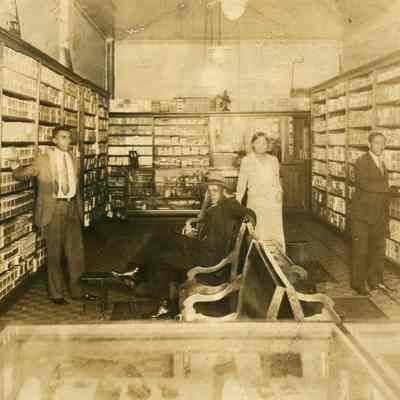 2022.057.032 Recto: Black and white photograph of the interior of a a shoe store in the 200 black of East 9th Street.