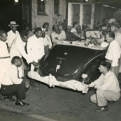 2022.024.009 Recto: Black and white photograph of an automotive paint demonstration at Boone Higgins Trade School
