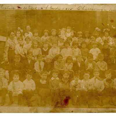 2022.057.005 Recto: Black and white photograph of Miss Eta Mae Russell's second grade class at the Chestnut Street School