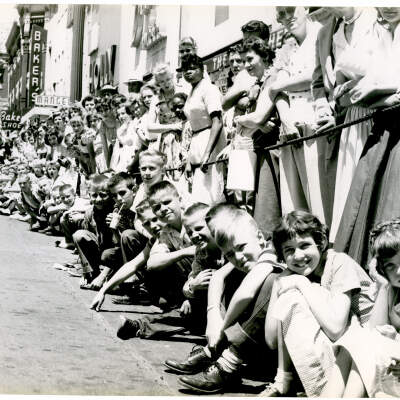 2021.003.003 Children Watching Parade: photographer Delmont Wilson