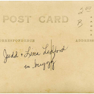 2020.475.001 Verso: "Judd & Lina Ledford in buggy"