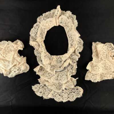 Ecru machine lace collar and cuffs, c. 1930s