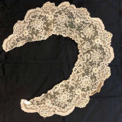 Pseudo Bertha style ecru machine lace collar, 1900s
