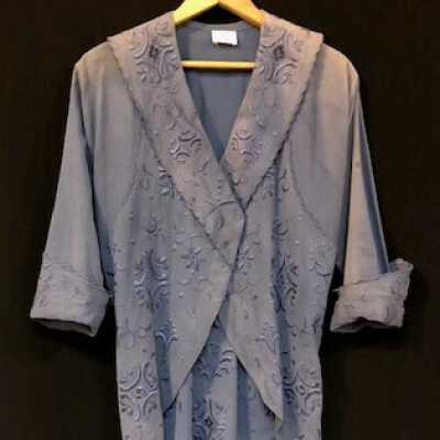 Two-piece suit of blue colored cotton crepe with blue embroidery, 1915
