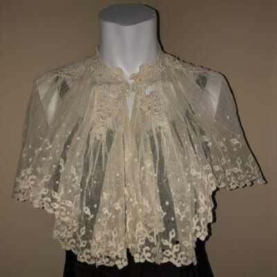Collar of machine embroidered white toile with lace panel, c. 1890s