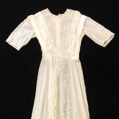 White lawn dress with floral embroidery, c. 1900s