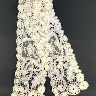 Ecru lace cuffs of central rose motif, 19th century