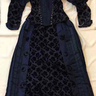 Navy Blue Velvet Wedding Dress of Kate Brampton, nèe Moynihan