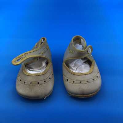 Beige leather baby shoes with yellow trim and single button, 1927