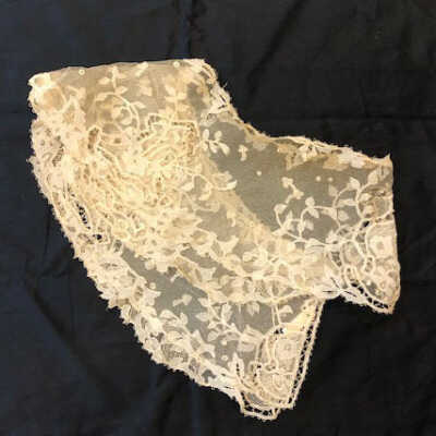 Collar of ecru lace with floral motif, early 1900s