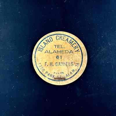 Advertising milk bottle cap for the Island Creamery, c. 1920
