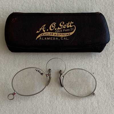 Pince-nez eyeglasses from the Meyers family, early 1900s