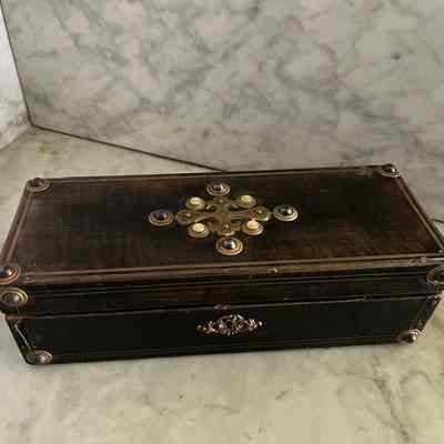 Wooden glove box of Mrs. Thomas A. Thomson, 1860s or 1870s