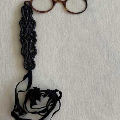 Collapsible lorgnette with Tortoise shell frame and filigree handle, early 1900s
