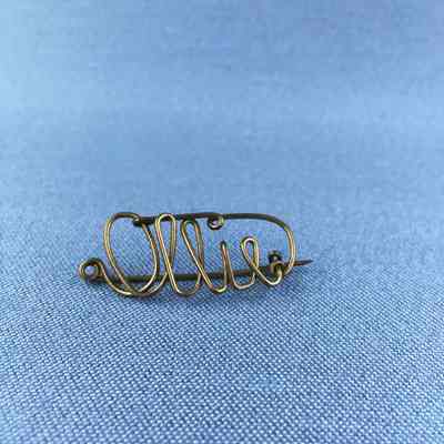 Pin brooch of twisted gold plated wire of Olive (Ollie) Turner Toye, early 1900s