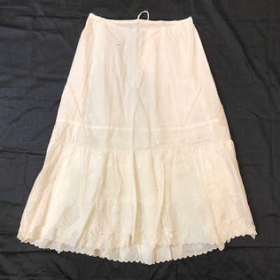 White half petticoat of cotton with lace and flounce, early 1900s