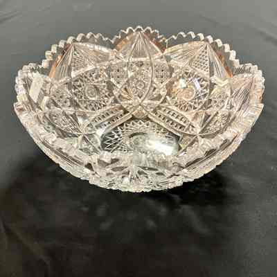 Cut crystal glass bowl with pinwheel designs of the Ryals family, early 1900s