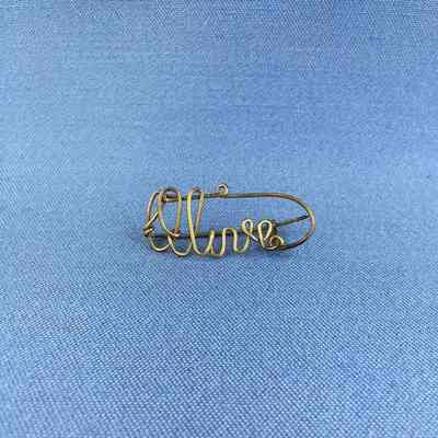 Pin brooch of twisted gold plated wire of Olive Turner Toye, early 1900s