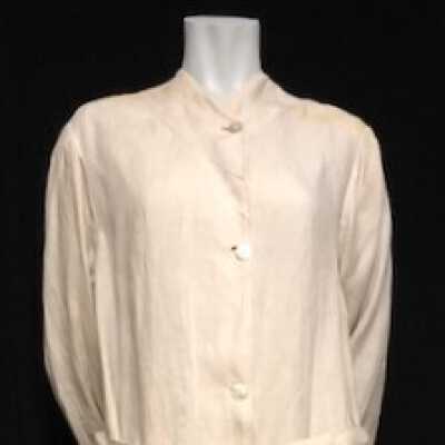 Unbleached linen auto duster with mother-of-pearl buttons, early 1900s