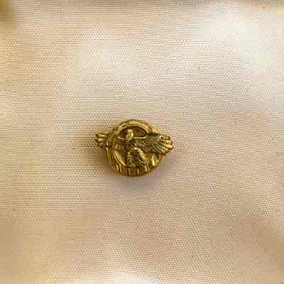 Veteran's Lapel pin of Fred Krueger with wings, 1941-1945