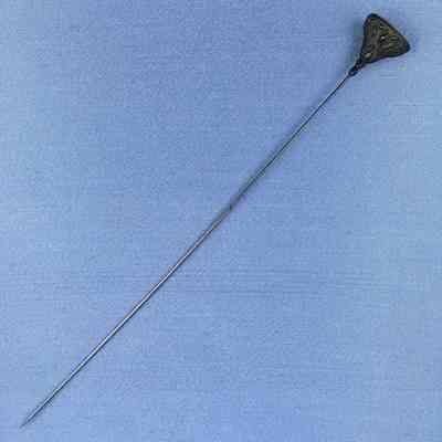 Hat pin with oval silver head with engraved T of Olive Toye, early 1900s