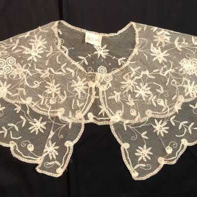 Pseudo bertha collar of off-white toile with embroidery and scalloped edges, early 1900s