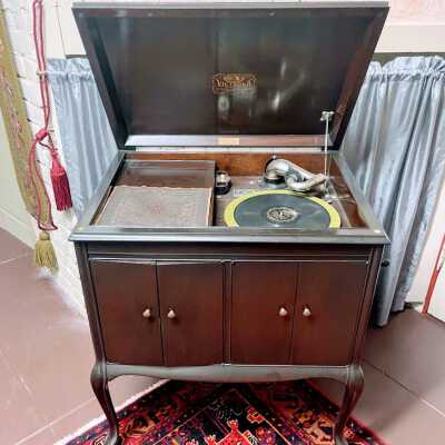 Victor-Victrola bought at Franck & Son Music Schop, after 1923