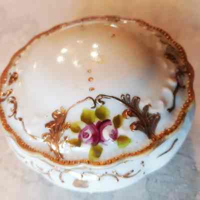 Porcelain Trinket box of the Johns family, 1910-1920