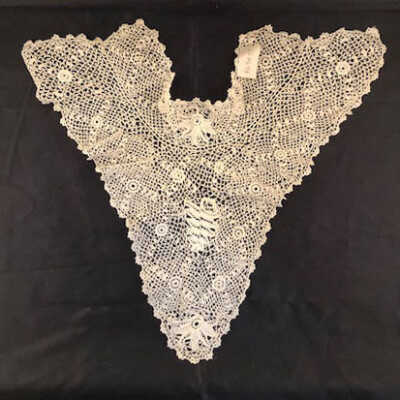 Crocheted ecru lace colar, early 1900s