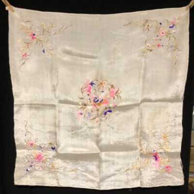 Ecru raw silk Chinese table scarf with embroidery, early 1900s