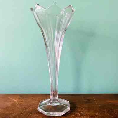 Flower vase with petal rim design of the Cox family, c. 1910-1920s