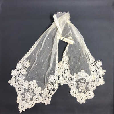 Ecru lace jabot collar, early 1900s