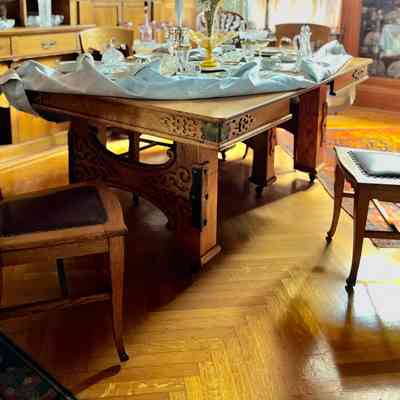 Table A, 4 chairs (B-E), 2 leaves.