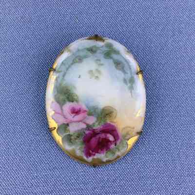 Oval porcelain brooch with roses of Mrs. Toye, early 1900s