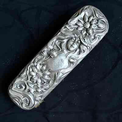 Clothes brush with silver grip with motif of waves and a woman with long hair, c. 1900