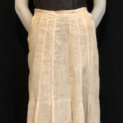 Long linen skirt with pleats and mother-of-pearl buttons, 1912-1913