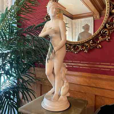 Marble statue 'Venus of the Bath', souvenir from a Meyers family Italian trip