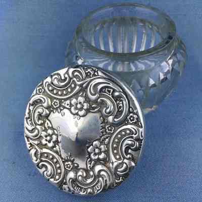 Crystal glass powder jar of Maude Macdonald, late 1890s or early 1900s
