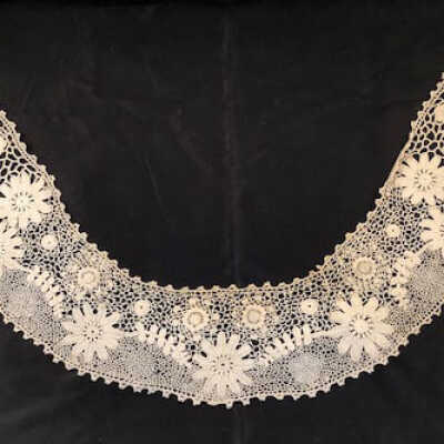 Ecru crocheted collar with daisy motif, early 1900s
