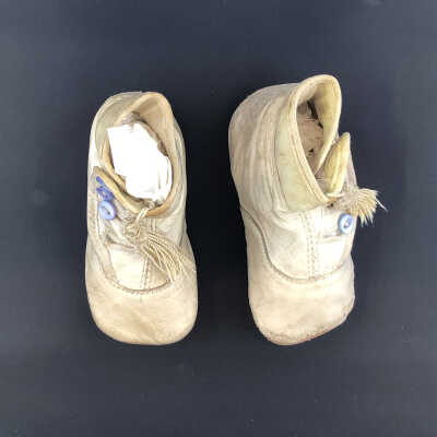 White heelless kid baby shoes of Lilliam Musso Molzan, 1924-1925