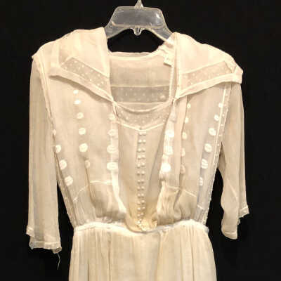 White lawn dress with square neckline, 11 pairs of buttons and embroidery, 1912-1915