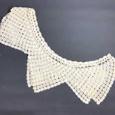 Hand-crocheted ecru collar with triangular panels, c. 1920s