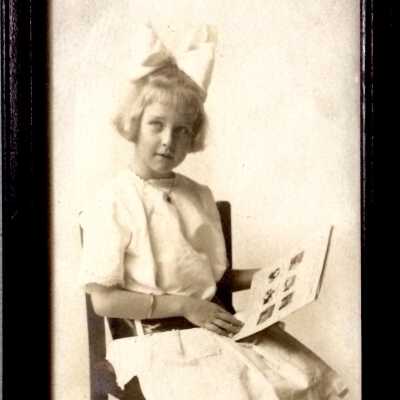 Photo Kathleen Edwards, by Magagnos, c. 1912