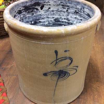 Buff earthenware crock with blue design, before 1920