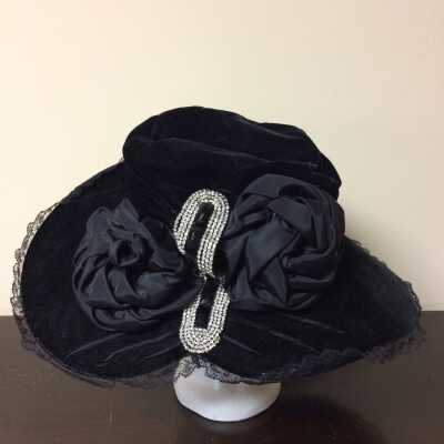Wide brim velvet hat with black rosettes and rhinestones and lace, 1920s