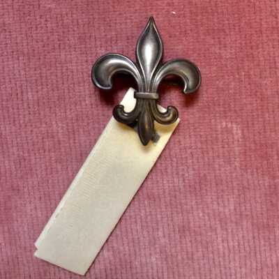 Fleur-de-lis hanging pin of pendant watch, c. 1904