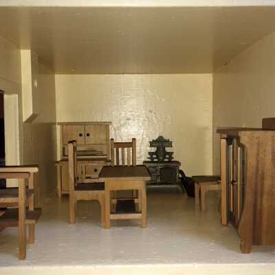 Kitchen: Cabinet doors and stove doors all movable.